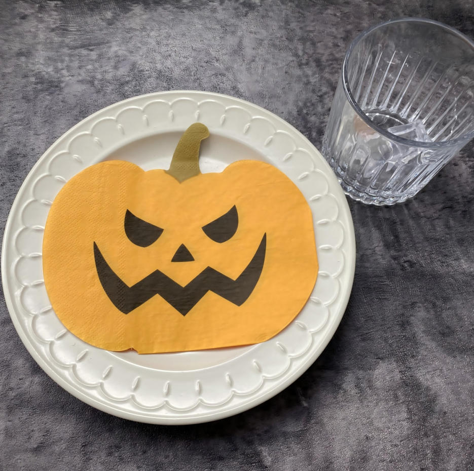 Odrezaný obrúsok v tvare tekvice so žltou farbou na Halloween