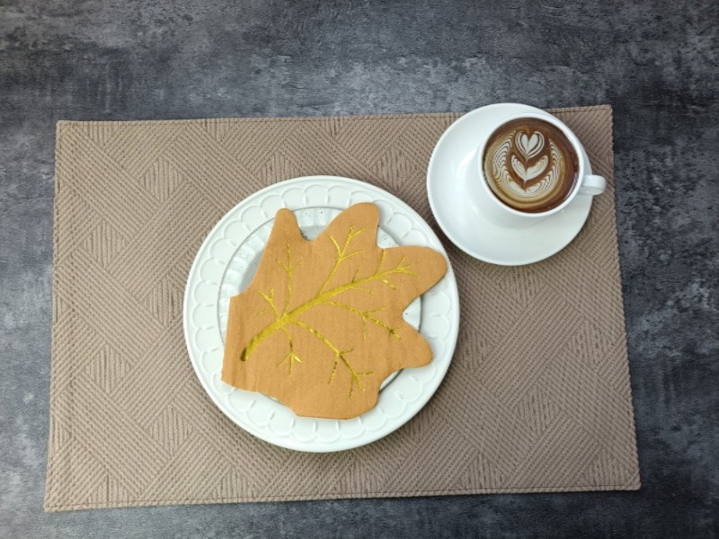 Čo sú to vyrezávané obrúsky? Kompletný sprievodca týmito základnými prvkami dekorácie stola