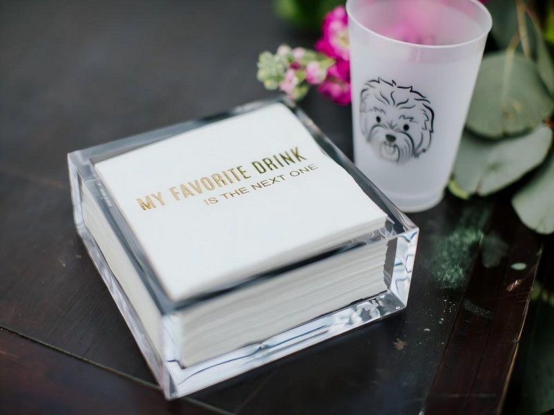 Ako sa koktailové obrúsky líšia od iných typov obrúskov z hľadiska veľkosti a funkcie?